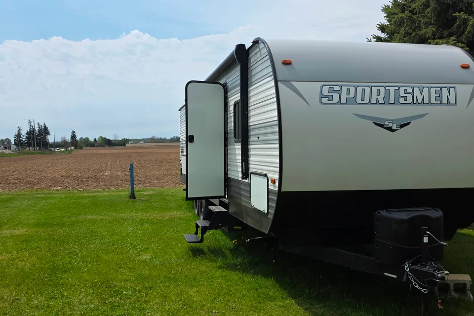 Oliver's Sportsmen 392BHKSE Travel Trailer