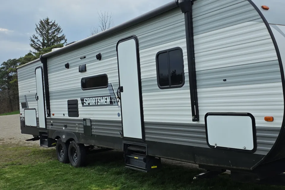 Oliver's Sportsmen 392BHKSE Travel Trailer