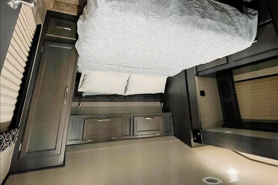 Alexander’s Genesis Supreme Rv R40 Toy Hauler