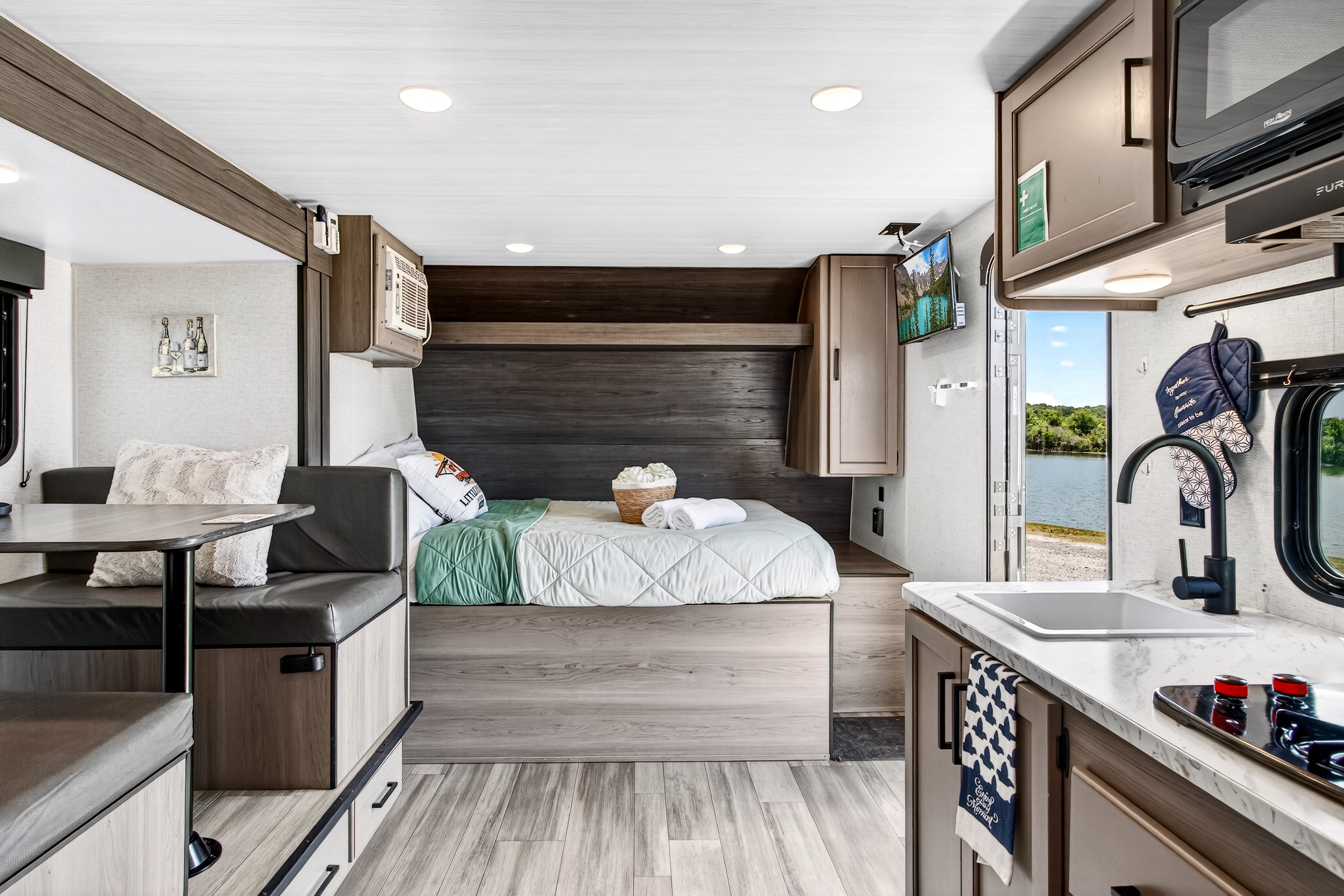 Little sunshine RV Rentals Hideout 176BH
