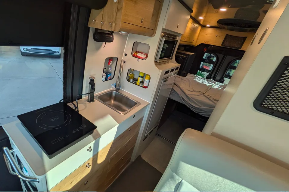 Arizona's Airstream Rangeline Class B