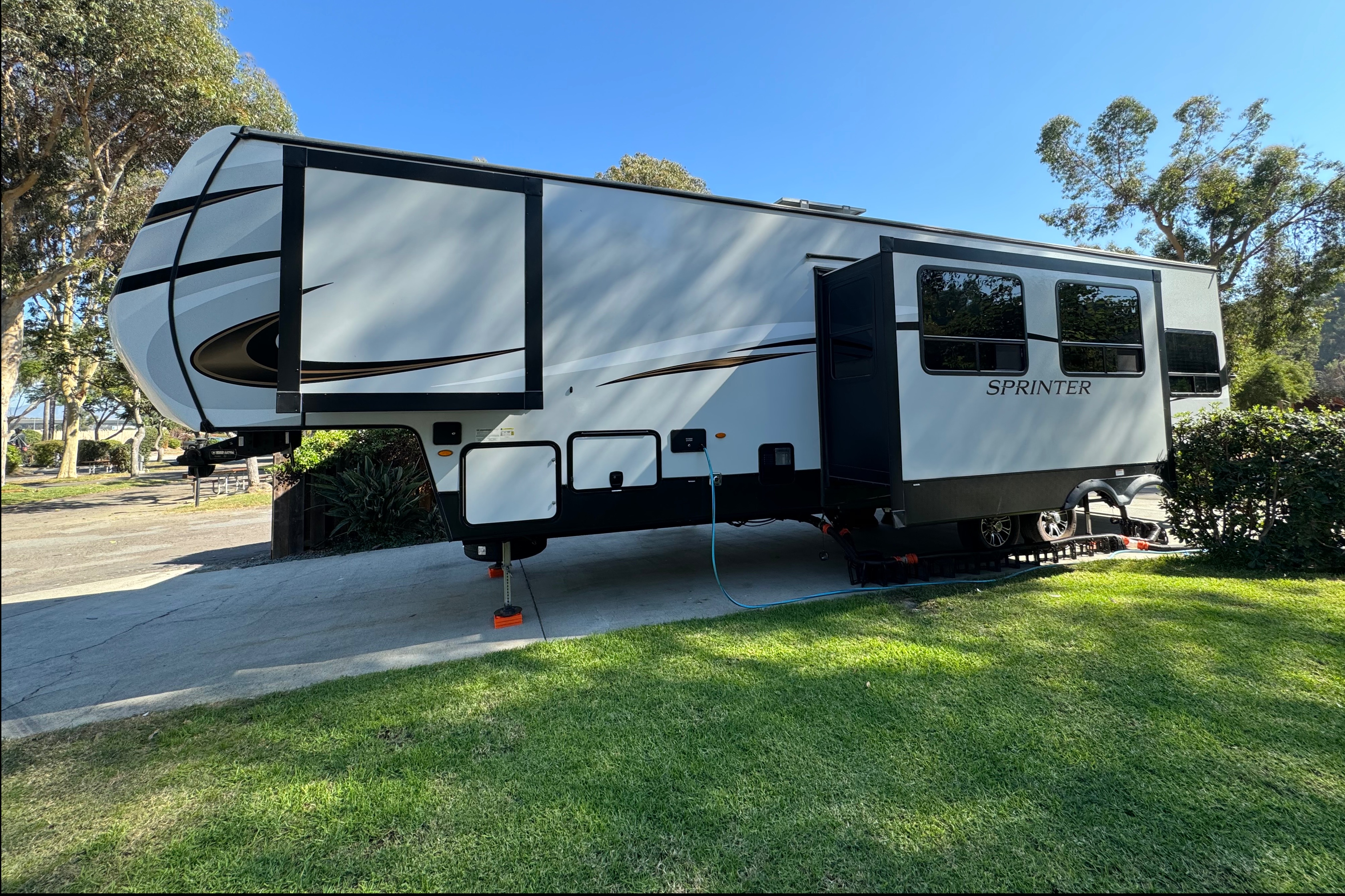 Amazing RV - 2 Bedrooms, 1.5 Baths, Fully Equipped!!