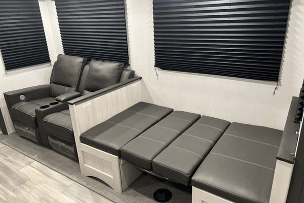 Amazing RV - 2 Bedrooms, 1.5 Baths, Fully Equipped!!