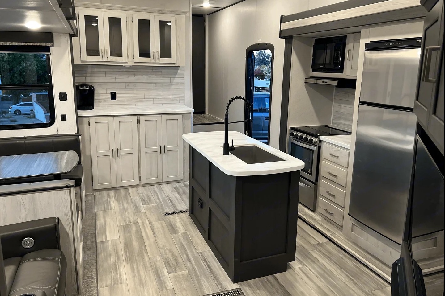 Amazing RV - 2 Bedrooms, 1.5 Baths, Fully Equipped!!