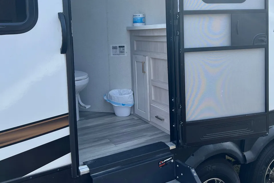 Amazing RV - 2 Bedrooms, 1.5 Baths, Fully Equipped!!