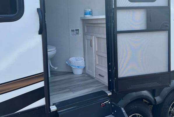 Amazing RV - 2 Bedrooms, 1.5 Baths, Fully Equipped!!