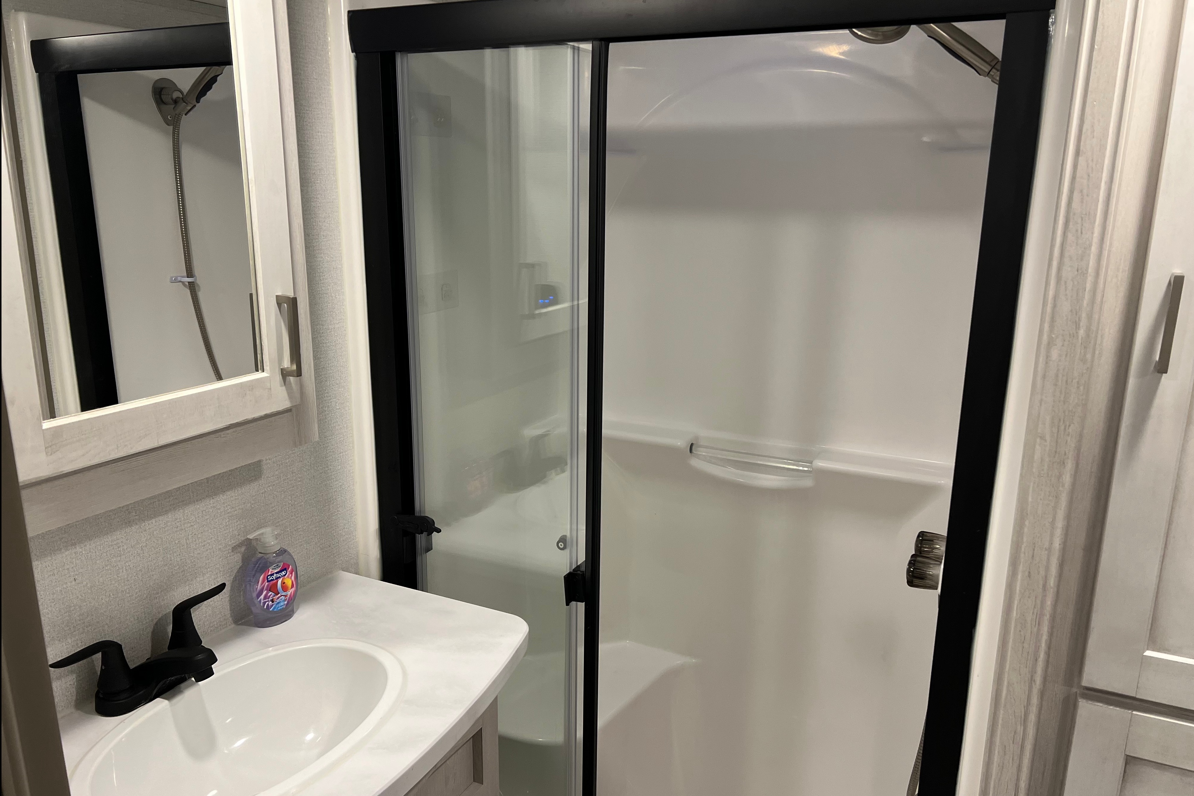 Amazing RV - 2 Bedrooms, 1.5 Baths, Fully Equipped!!
