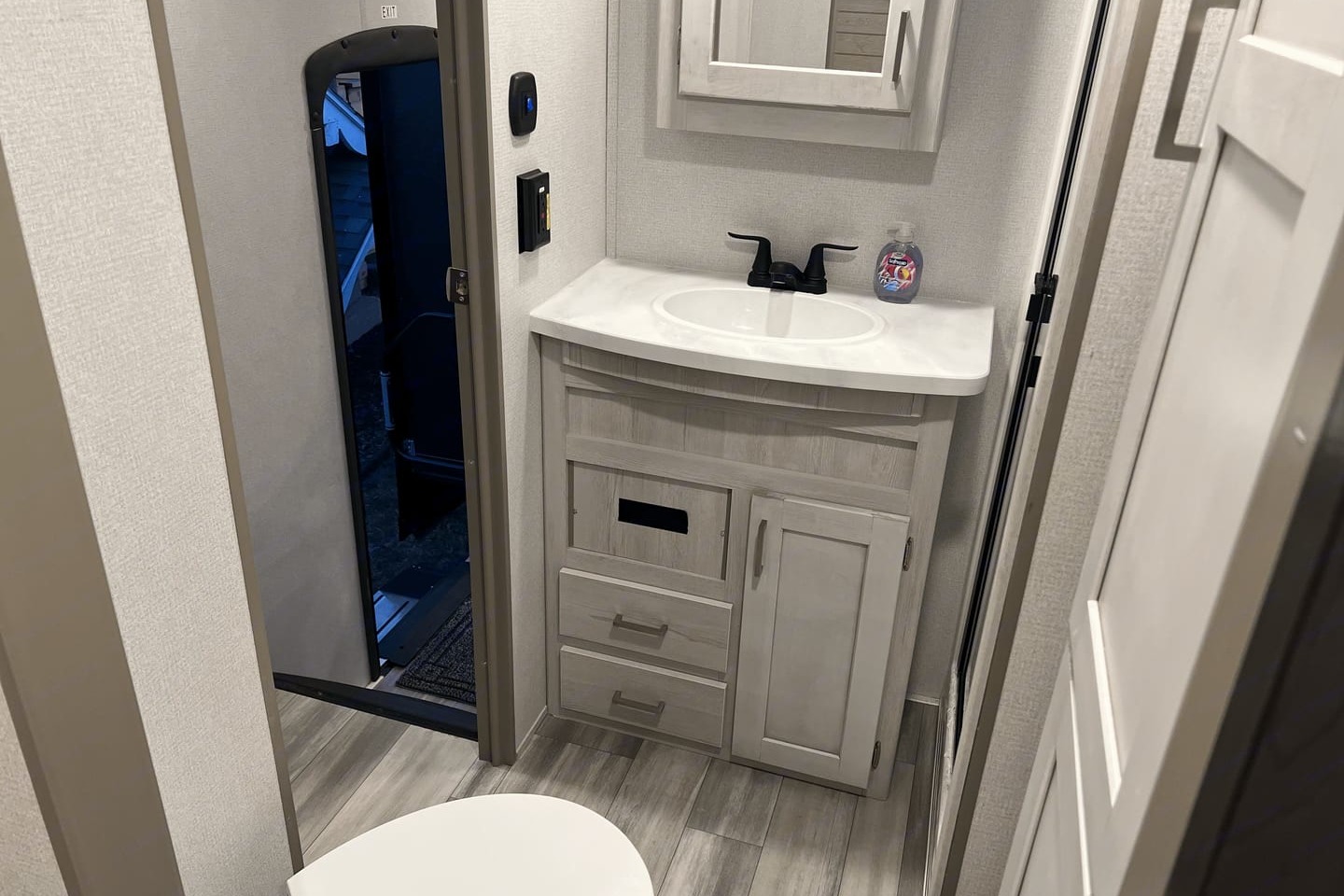 Amazing RV - 2 Bedrooms, 1.5 Baths, Fully Equipped!!