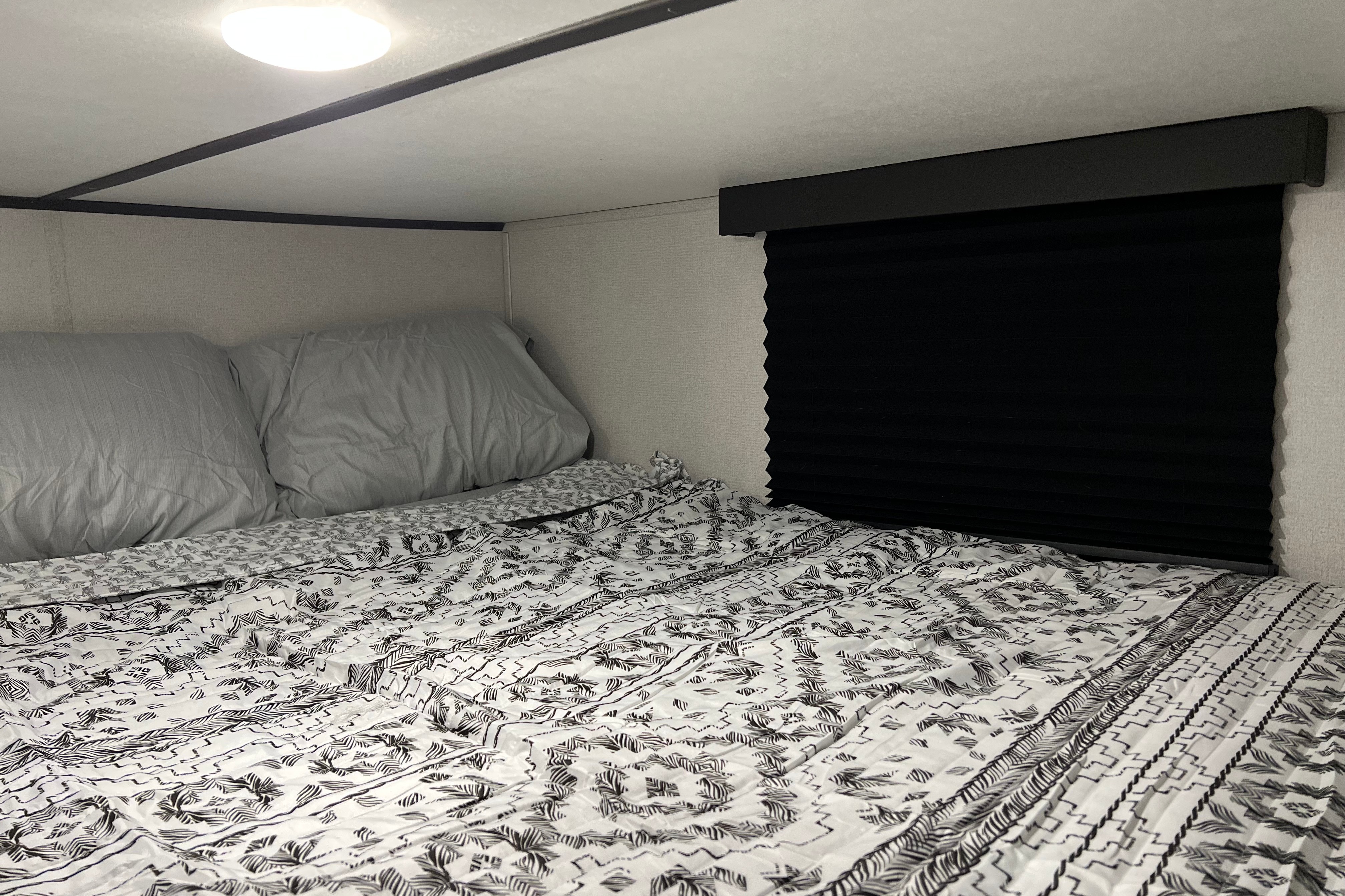 Amazing RV - 2 Bedrooms, 1.5 Baths, Fully Equipped!!