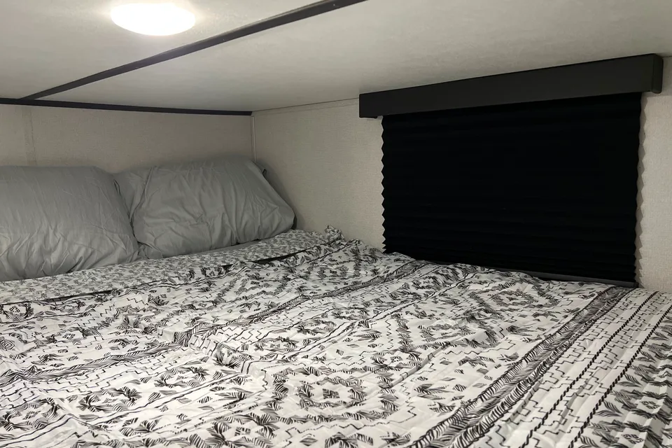 Amazing RV - 2 Bedrooms, 1.5 Baths, Fully Equipped!!