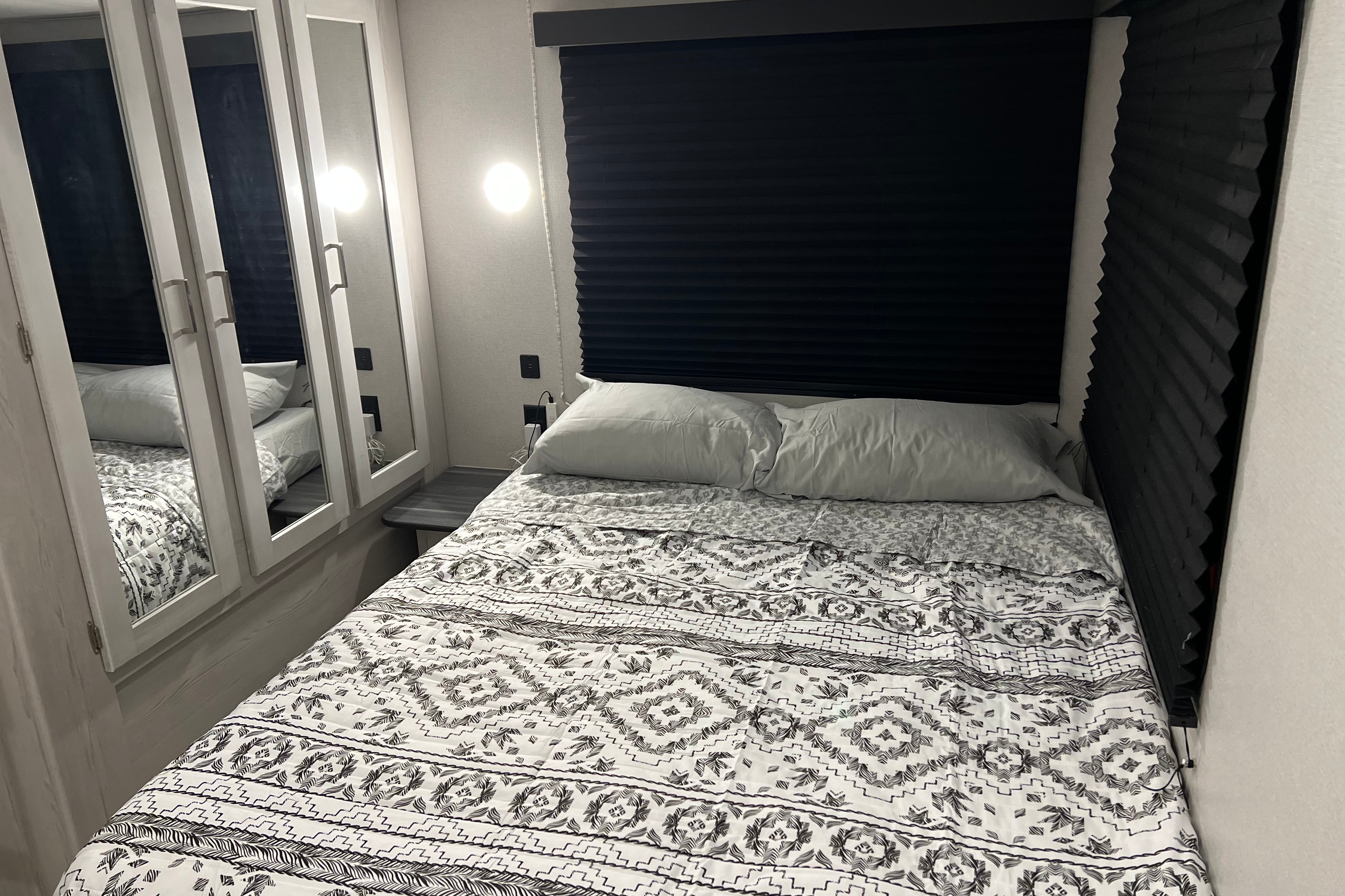Amazing RV - 2 Bedrooms, 1.5 Baths, Fully Equipped!!
