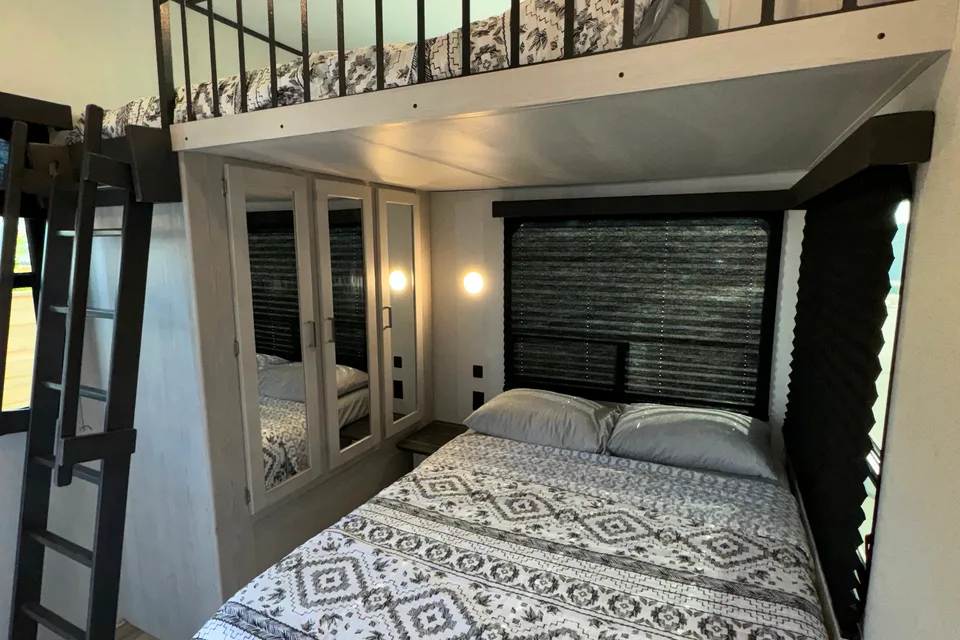 Amazing RV - 2 Bedrooms, 1.5 Baths, Fully Equipped!!