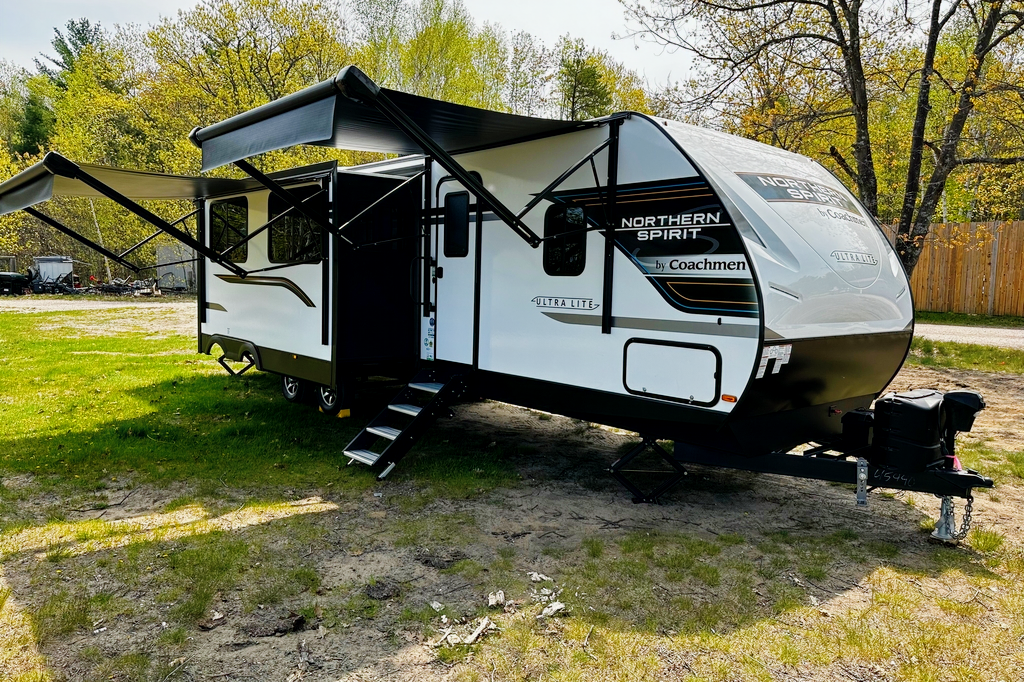 Brock's and Rhiannon’s Cozy Coachmen Northern Sprit  Travel Trailer