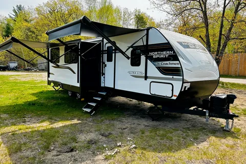 Brock's and Rhiannon’s Cozy Coachmen Northern Sprit  Travel Trailer