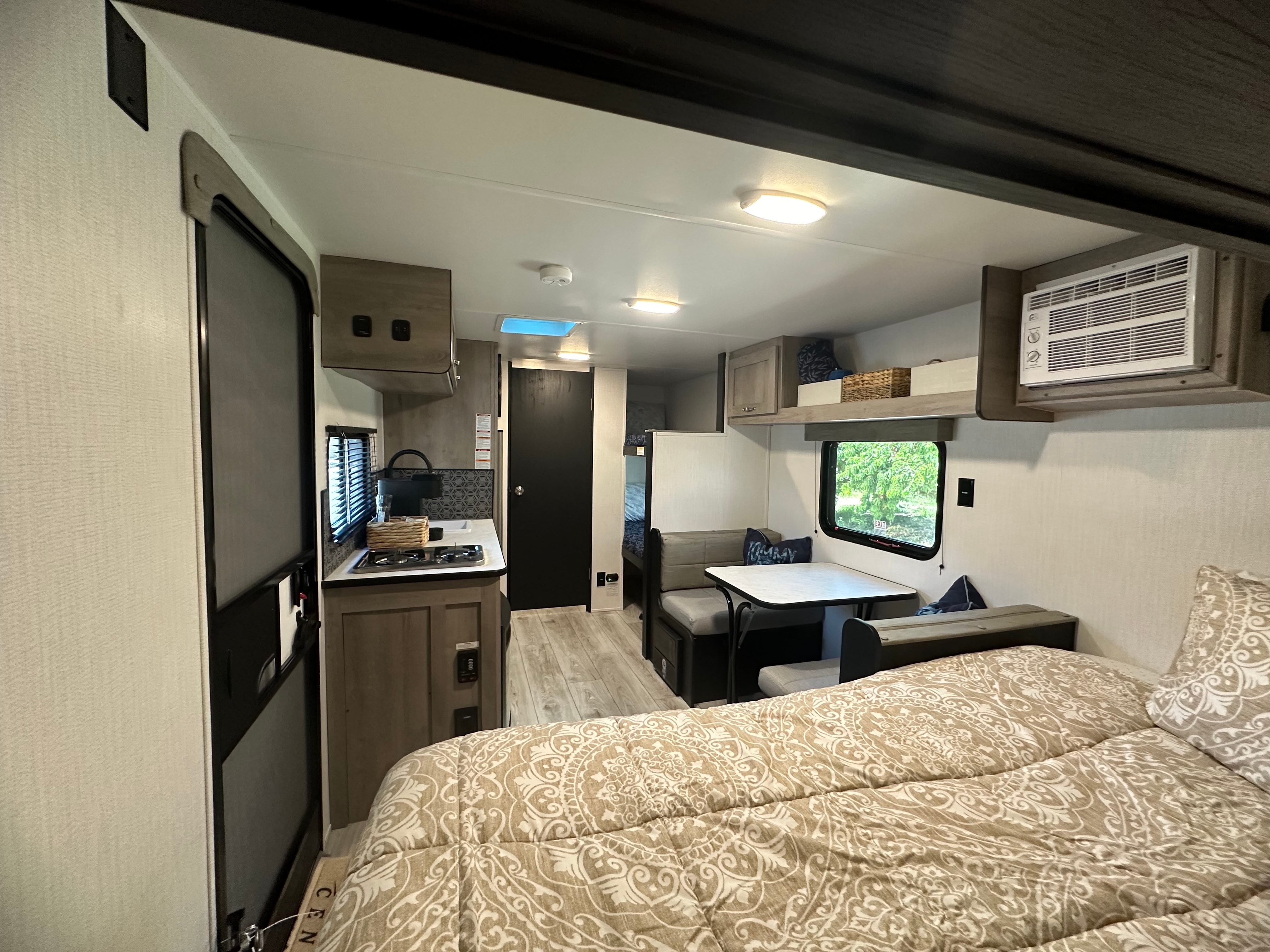 Clean & Comfy 2024 Avenir - Lightweight RV
