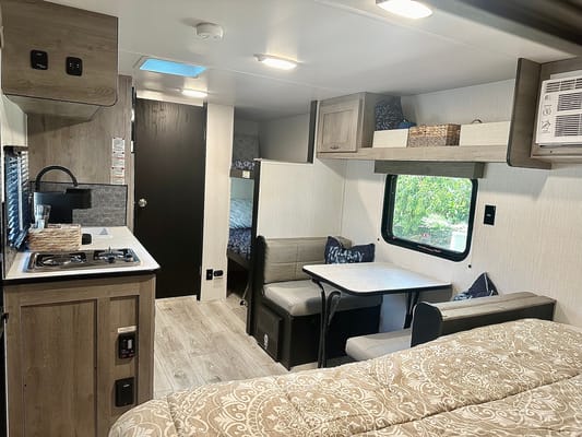 Clean & Comfy 2024 Avenir - Lightweight RV