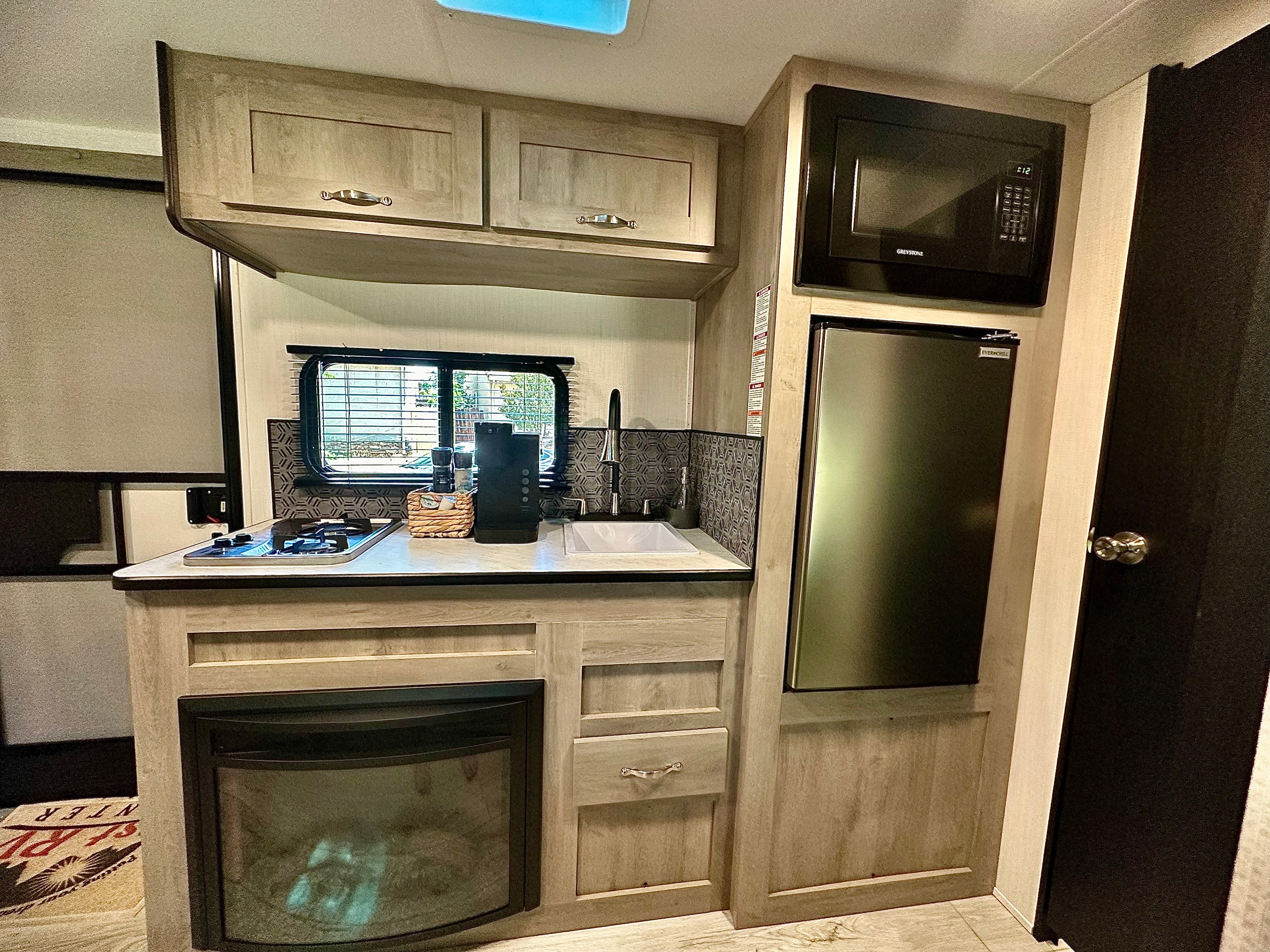 Clean & Comfy 2024 Avenir - Lightweight RV