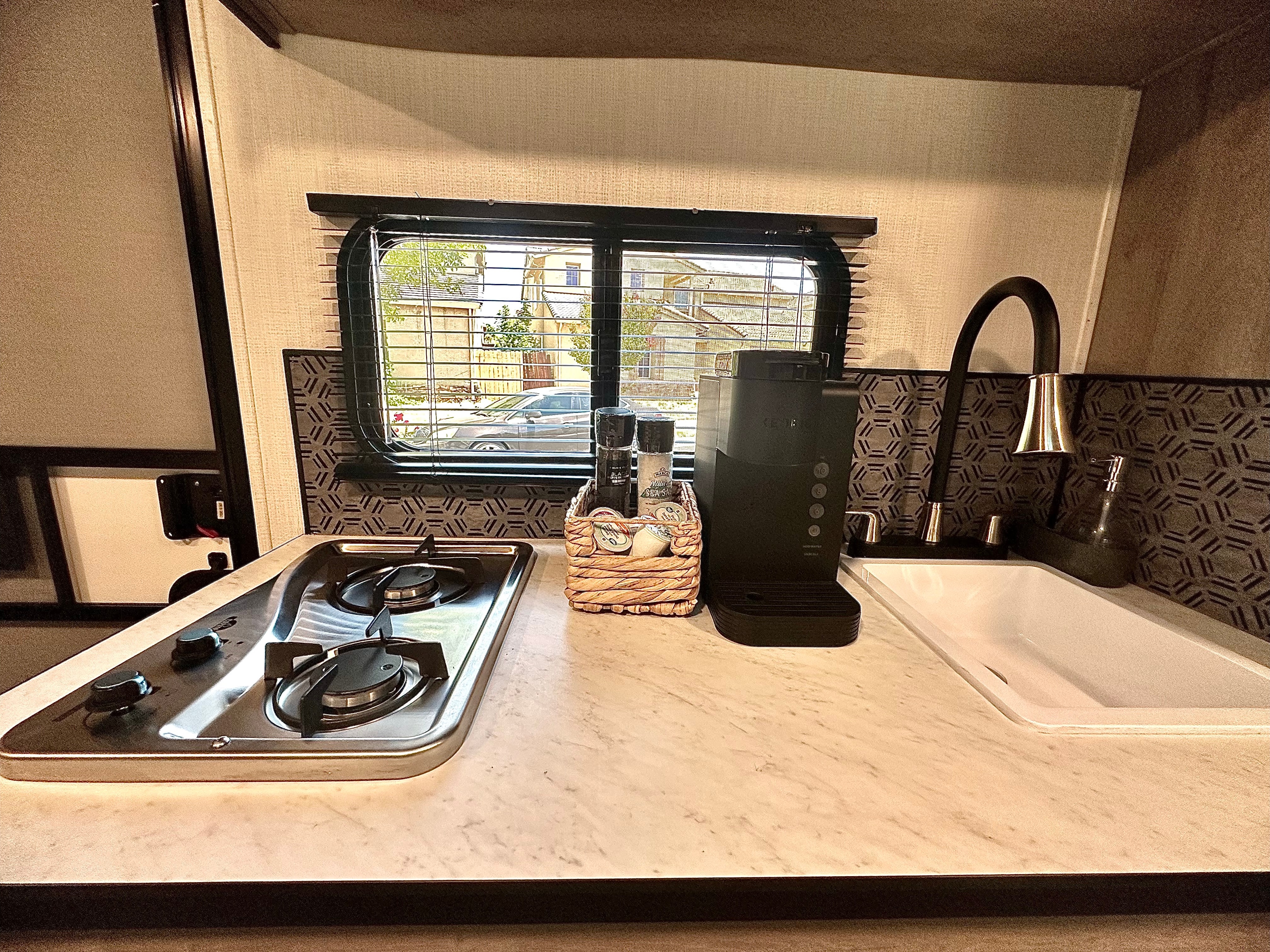 Clean & Comfy 2024 Avenir - Lightweight RV