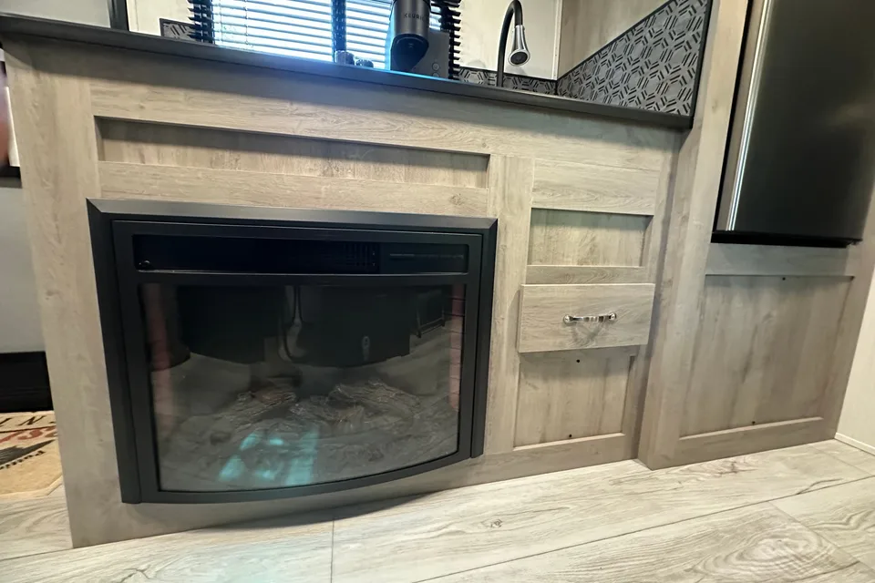 Clean & Comfy 2024 Avenir - Lightweight RV