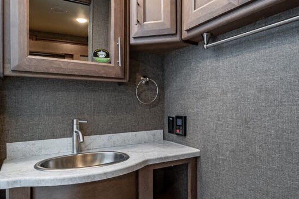 Challenger 2022 Thor Motor Coach - ONLY "G" License Required!