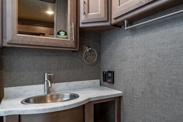 Challenger 2022 Thor Motor Coach - ONLY "G" License Required!