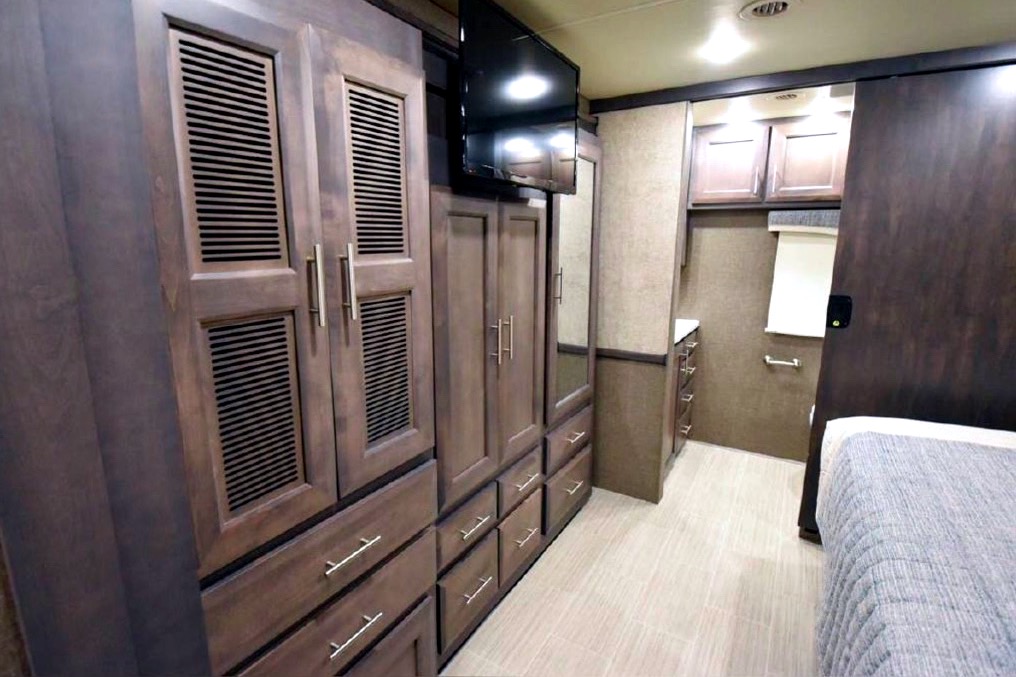 Challenger 2022 Thor Motor Coach - ONLY "G" License Required!