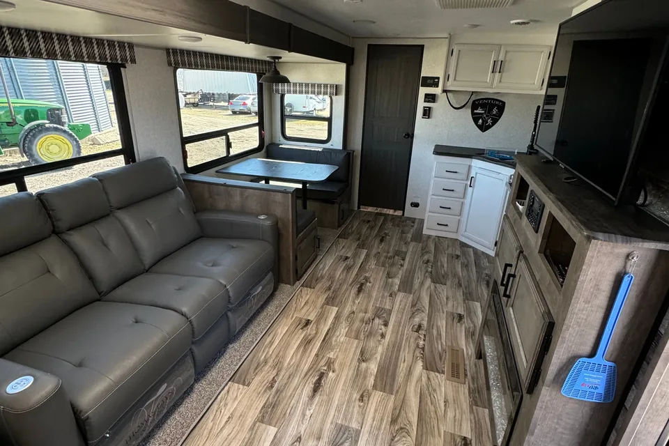 Daniel's Venture Stratus Travel Trailer