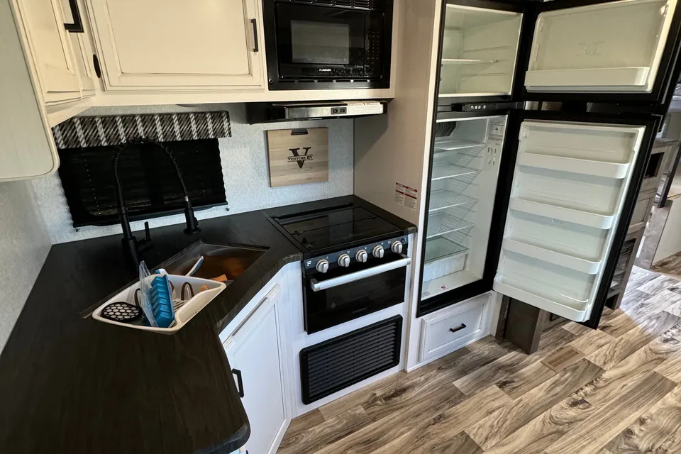 Daniel's Venture Stratus Travel Trailer
