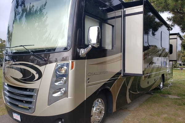 Luxury Class A Thor Challenger 37TB Bunkhouse - DELIVERY & SETUP by OWNER ONLY