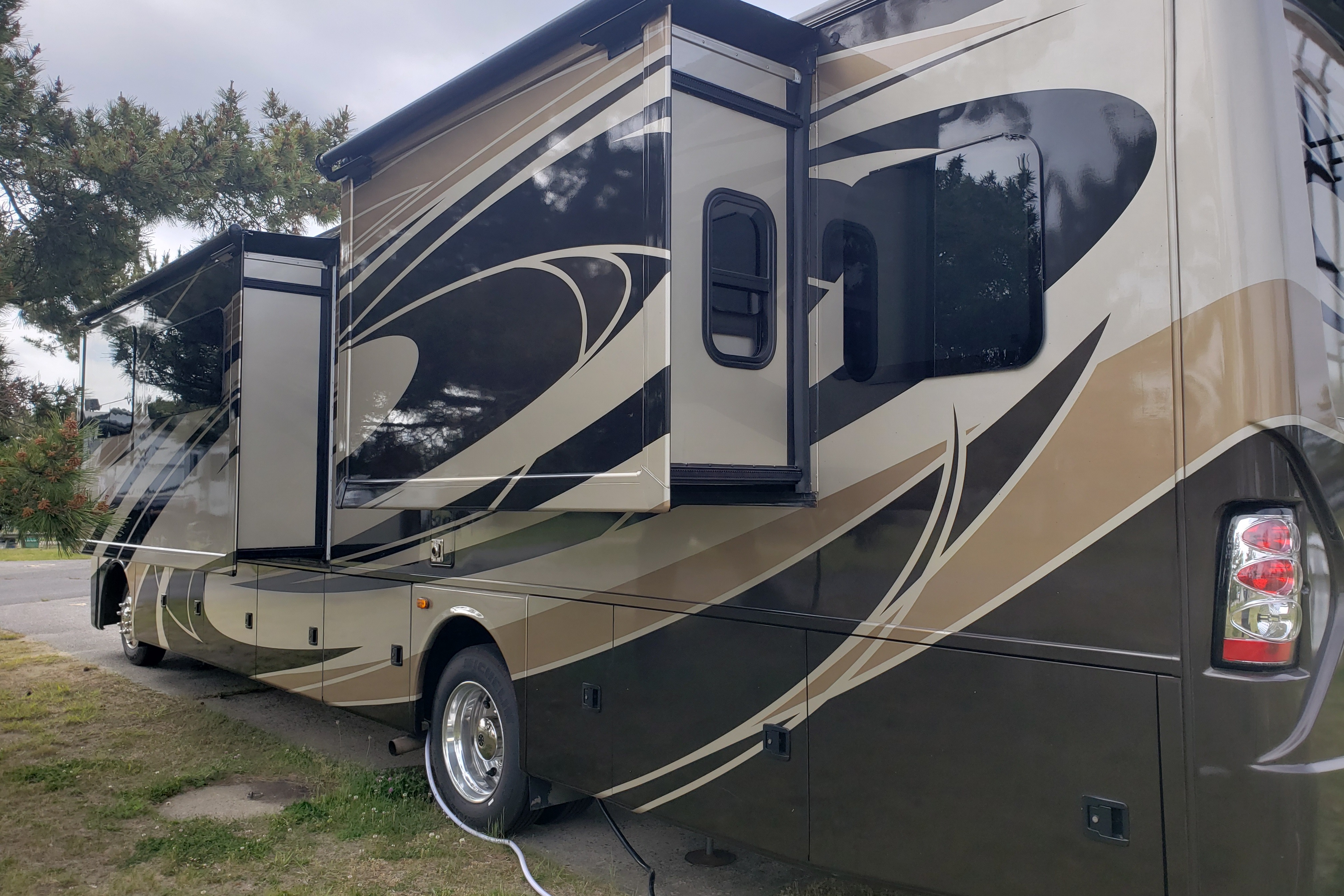 Luxury Class A Thor Challenger 37TB Bunkhouse - DELIVERY & SETUP by OWNER ONLY