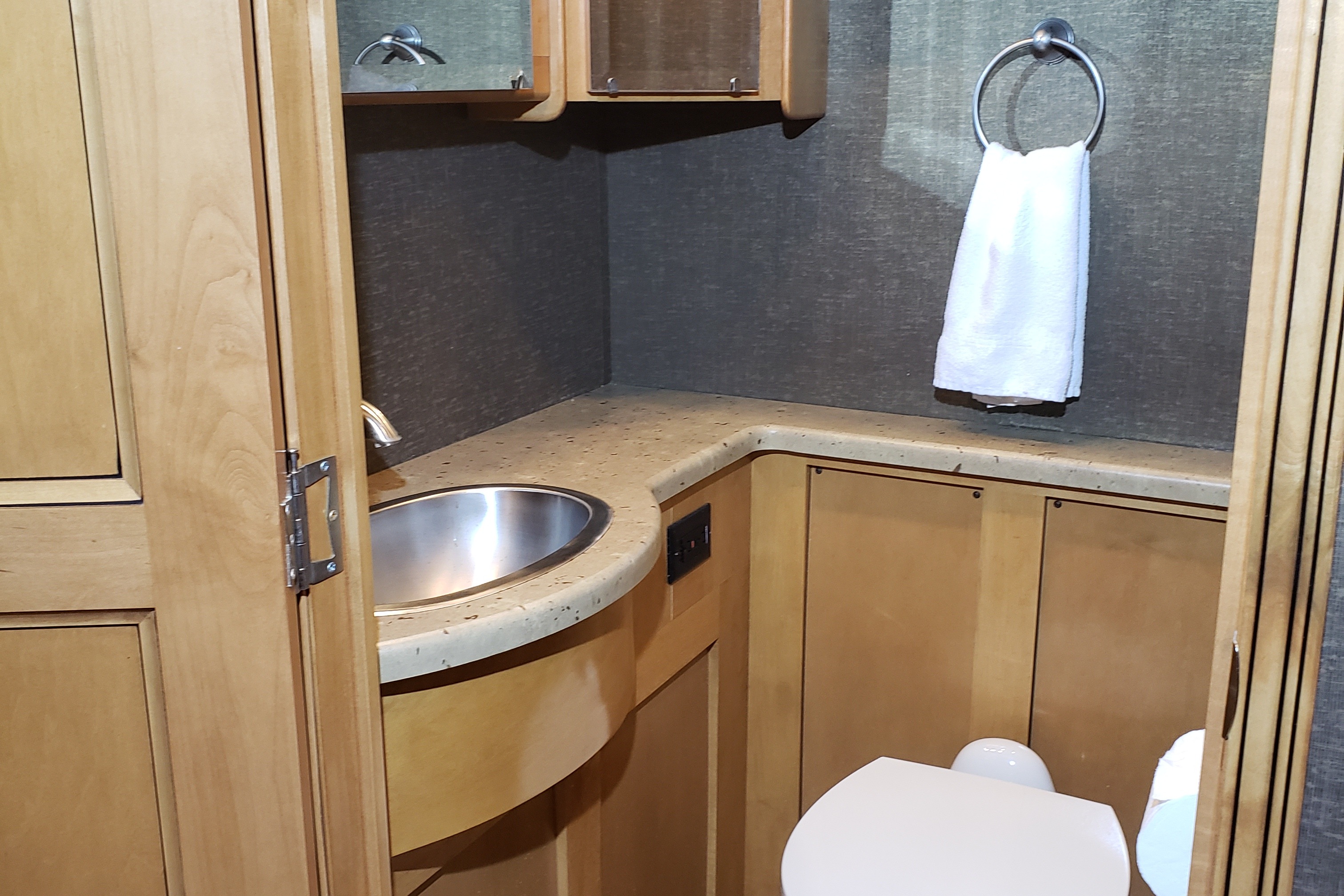 Luxury Class A Thor Challenger 37TB Bunkhouse - DELIVERY & SETUP by OWNER ONLY