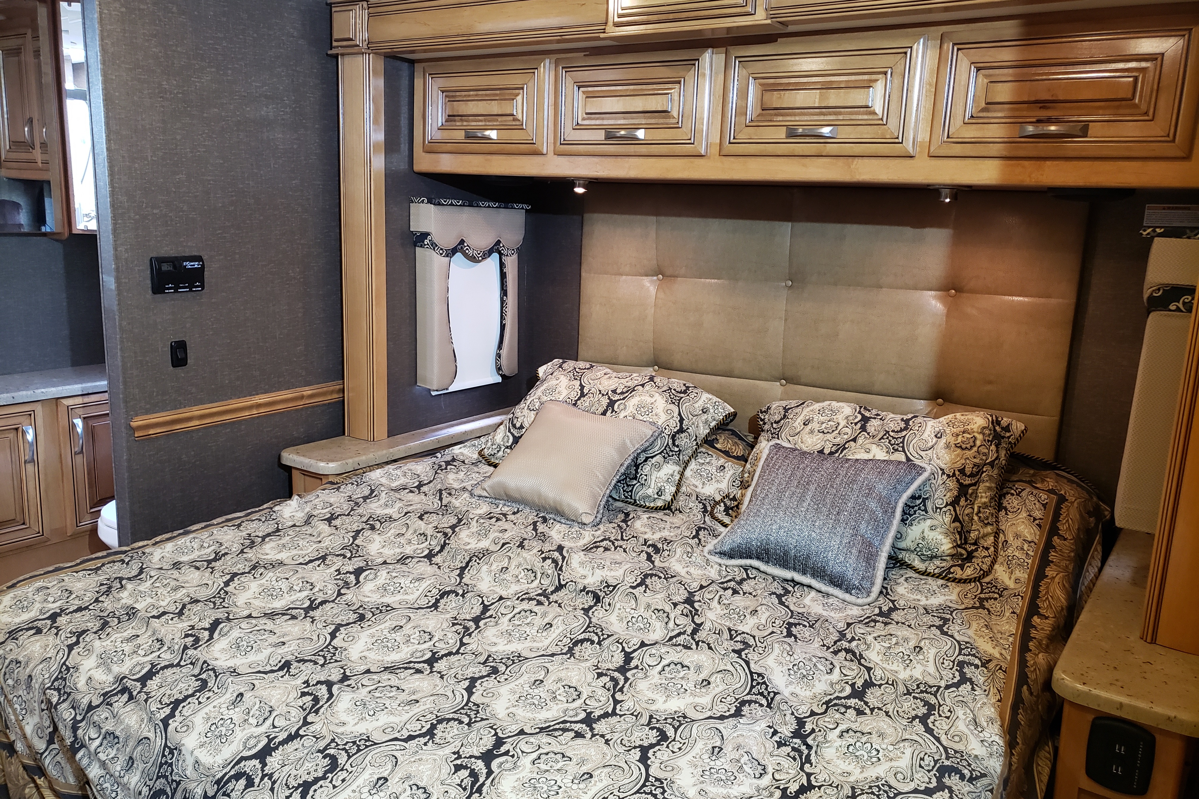 Luxury Class A Thor Challenger 37TB Bunkhouse - DELIVERY & SETUP by OWNER ONLY