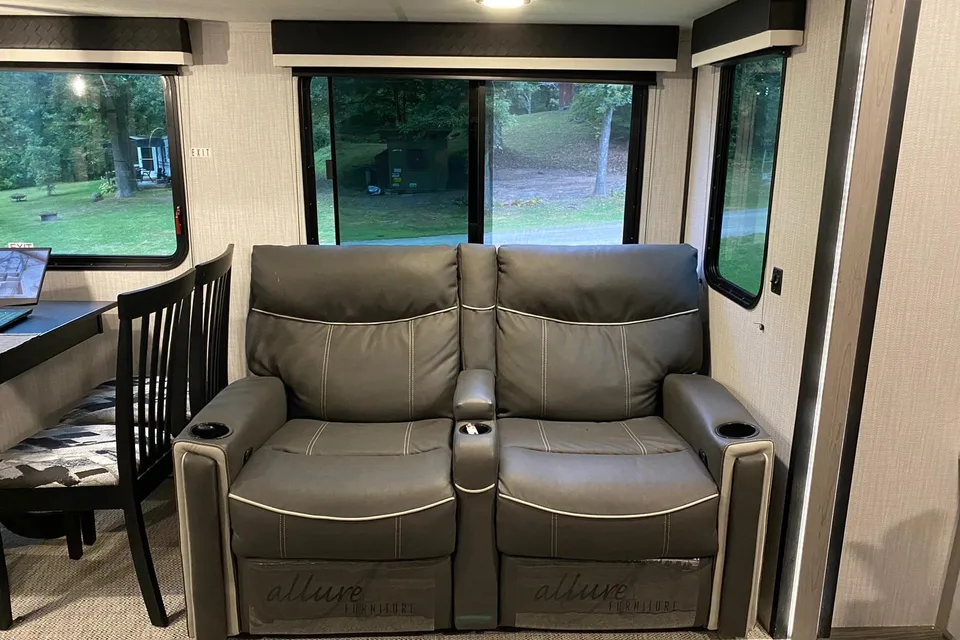 BUENAHORA's Mallard Heartland M335 Travel Trailer