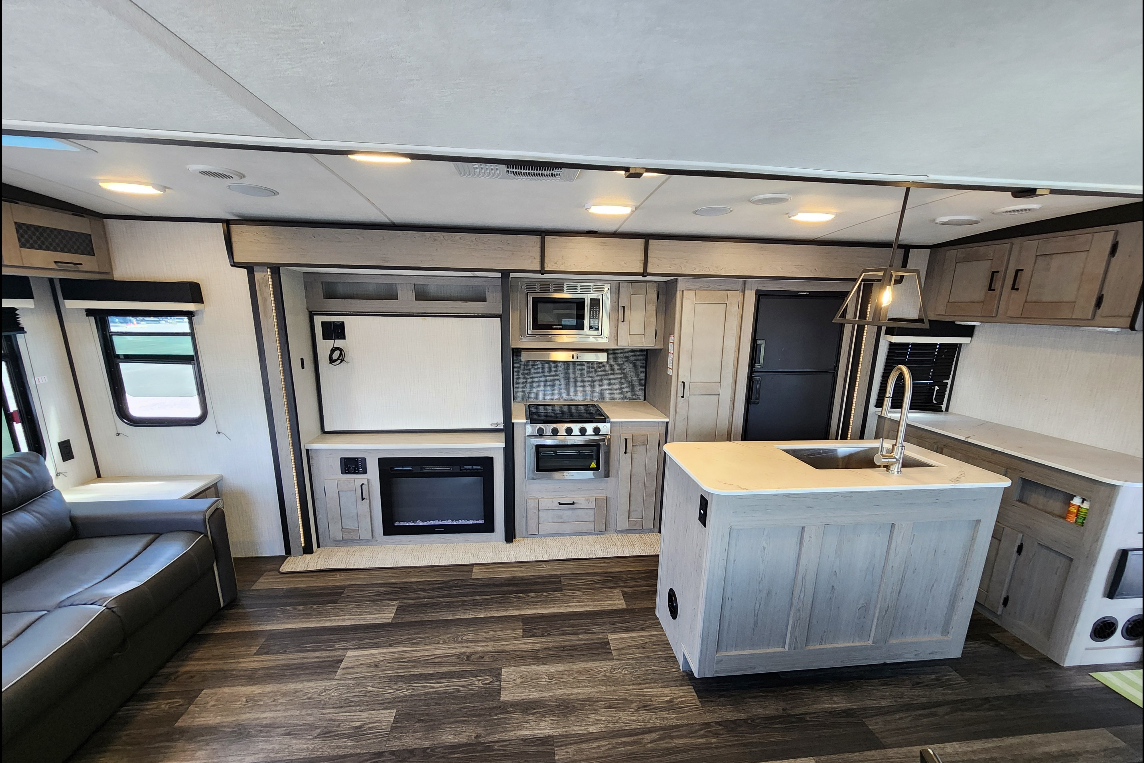 BUENAHORA's Mallard Heartland M335 Travel Trailer