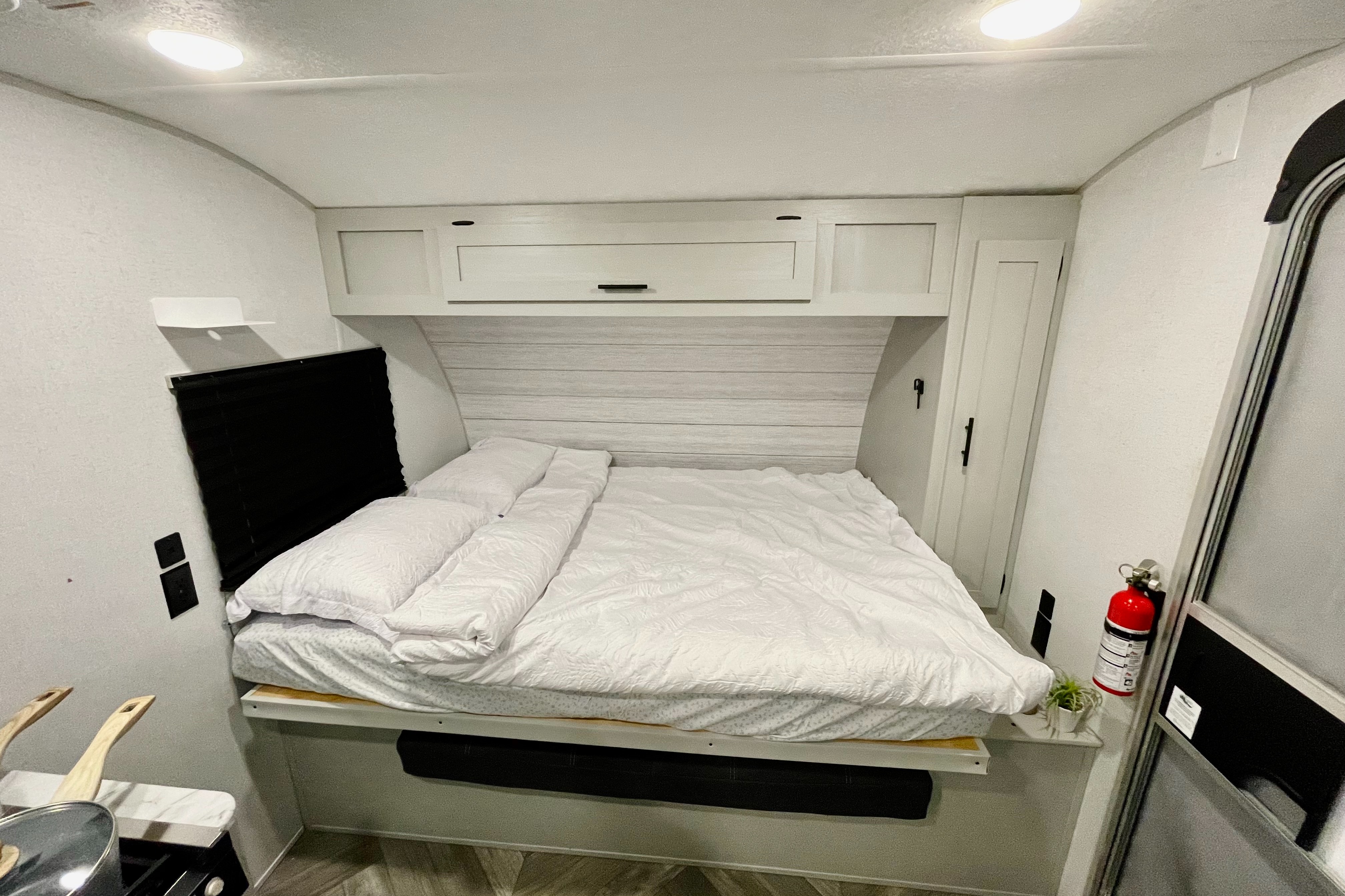 Forest Salem RV trailer Sleeps 7 Lightweight
