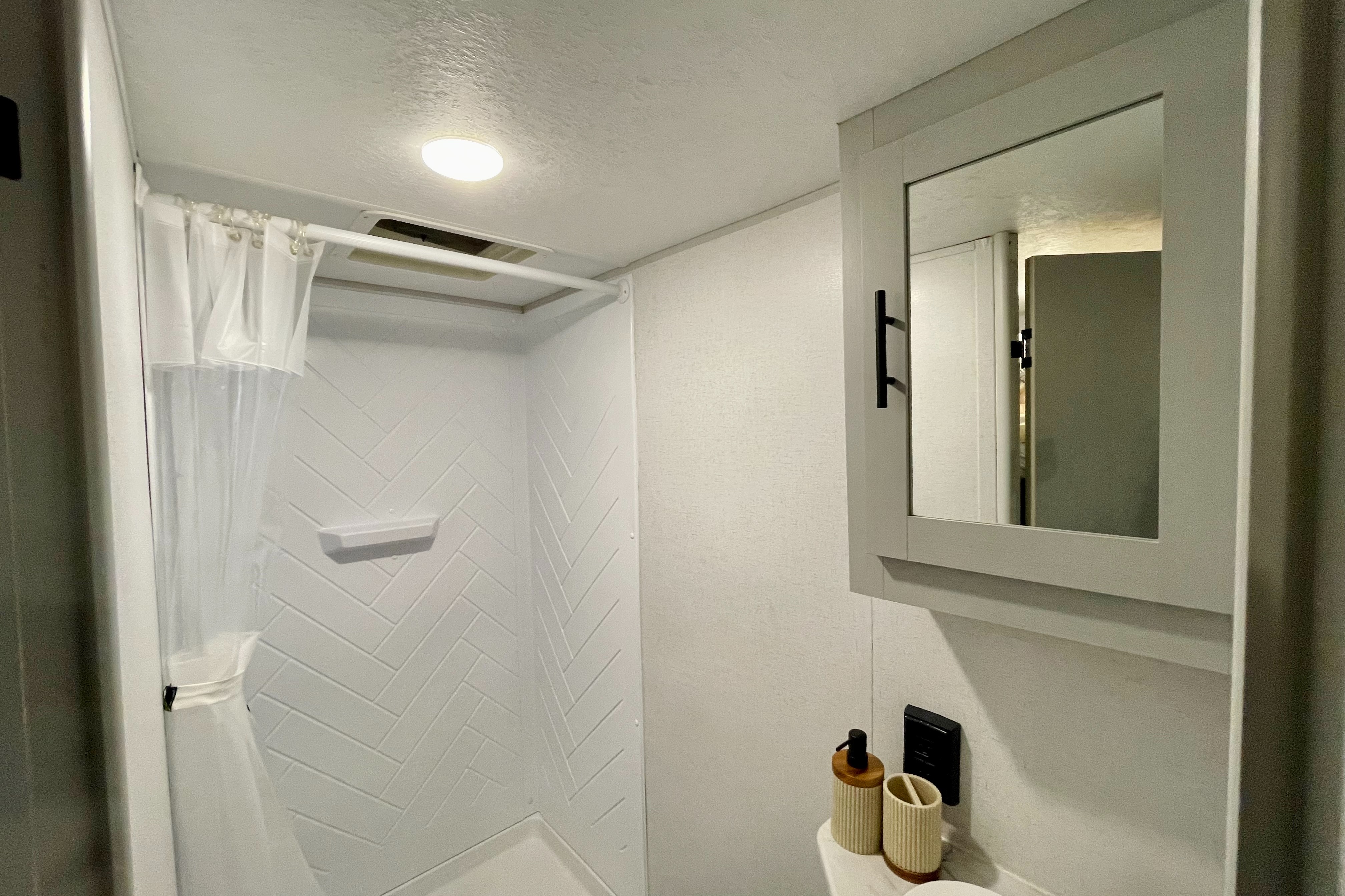 Forest Salem RV trailer Sleeps 7 Lightweight