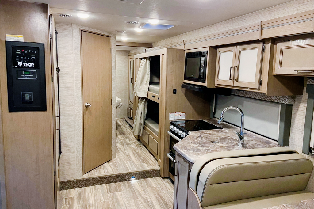 Luiza's Thor Motor Coach Four Winds 31 EV Class C