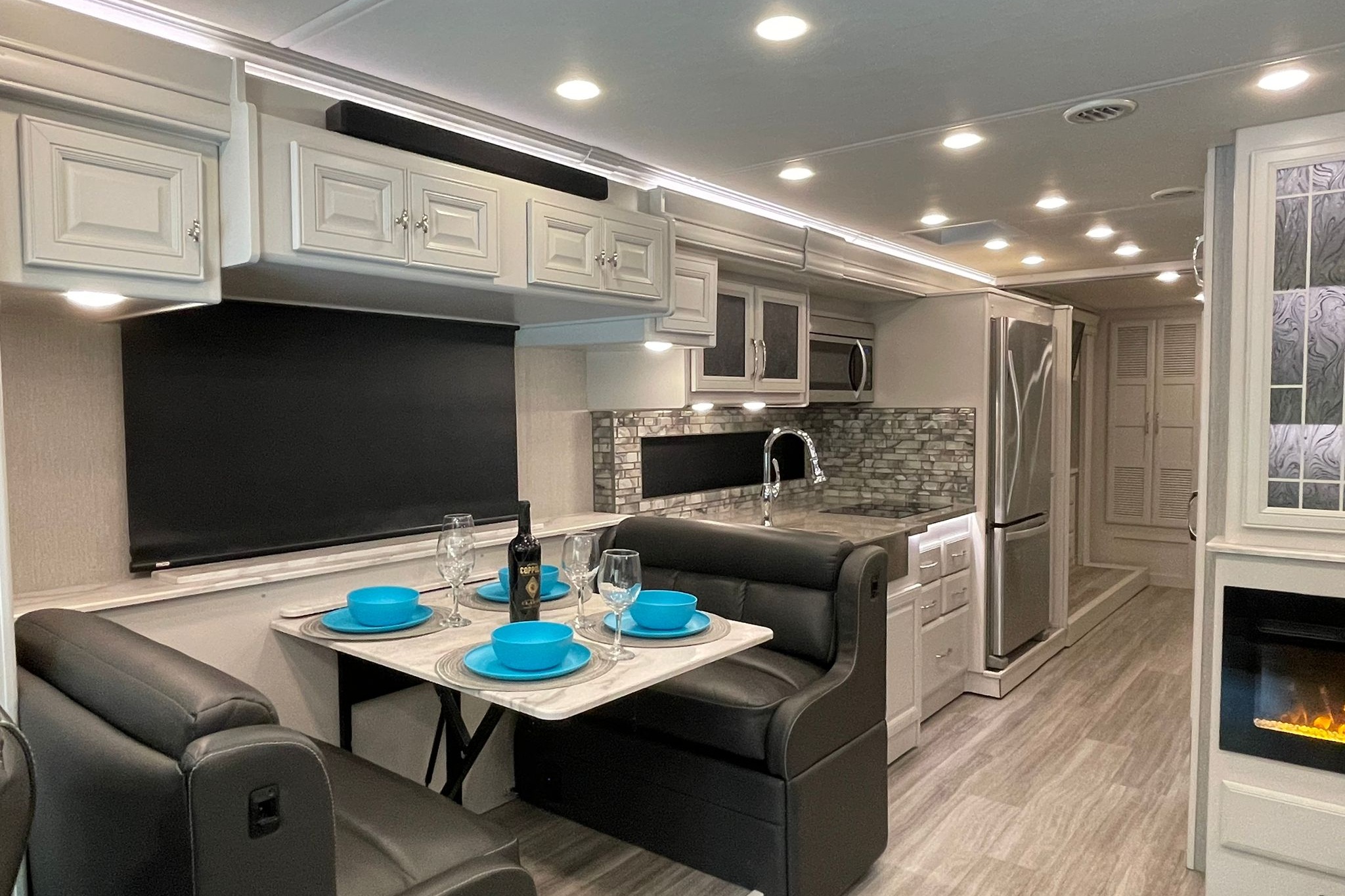 Luxury *CLASS A*  Holiday Rambler Nautica CL14with wifi