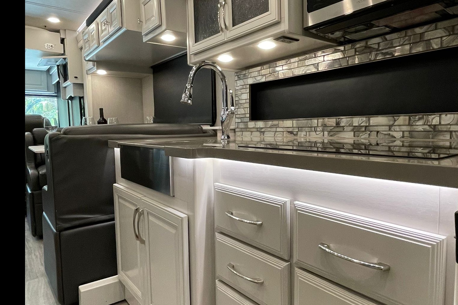 Luxury *CLASS A*  Holiday Rambler Nautica CL14with wifi
