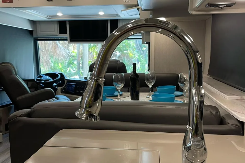 Luxury *CLASS A*  Holiday Rambler Nautica CL14with wifi