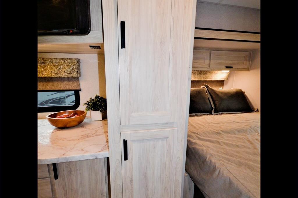 Starlink & Keurig onboard. Spacious & Cozy 30 feet RV Sleep 6