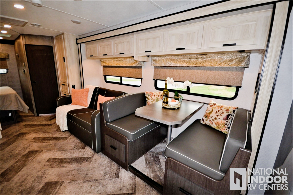 Starlink & Keurig onboard. Spacious & Cozy 30 feet RV Sleep 6