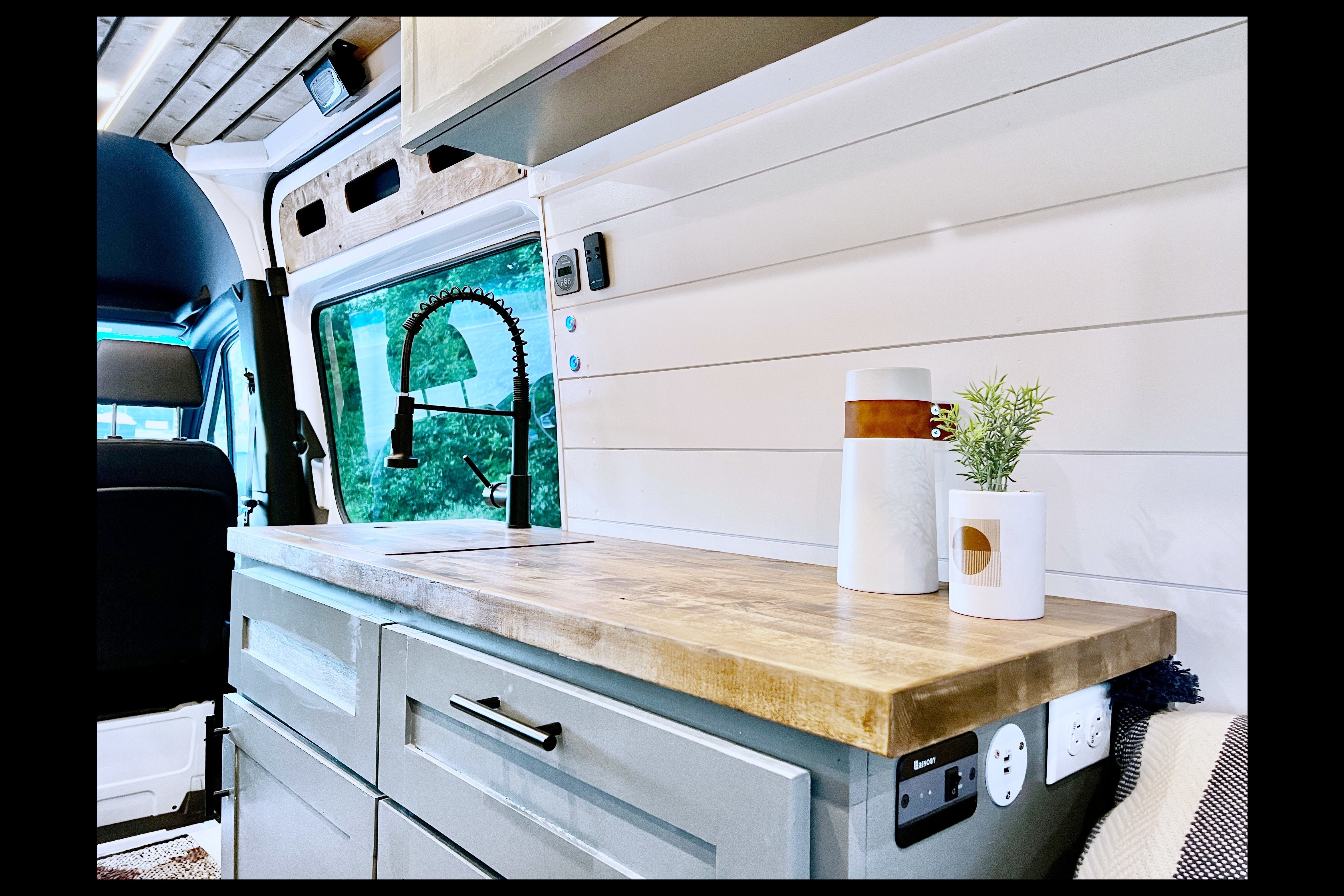 BookOnlyVans presents Vanna White a New 2021 Mercedes-Benz Sprinter 2500 170