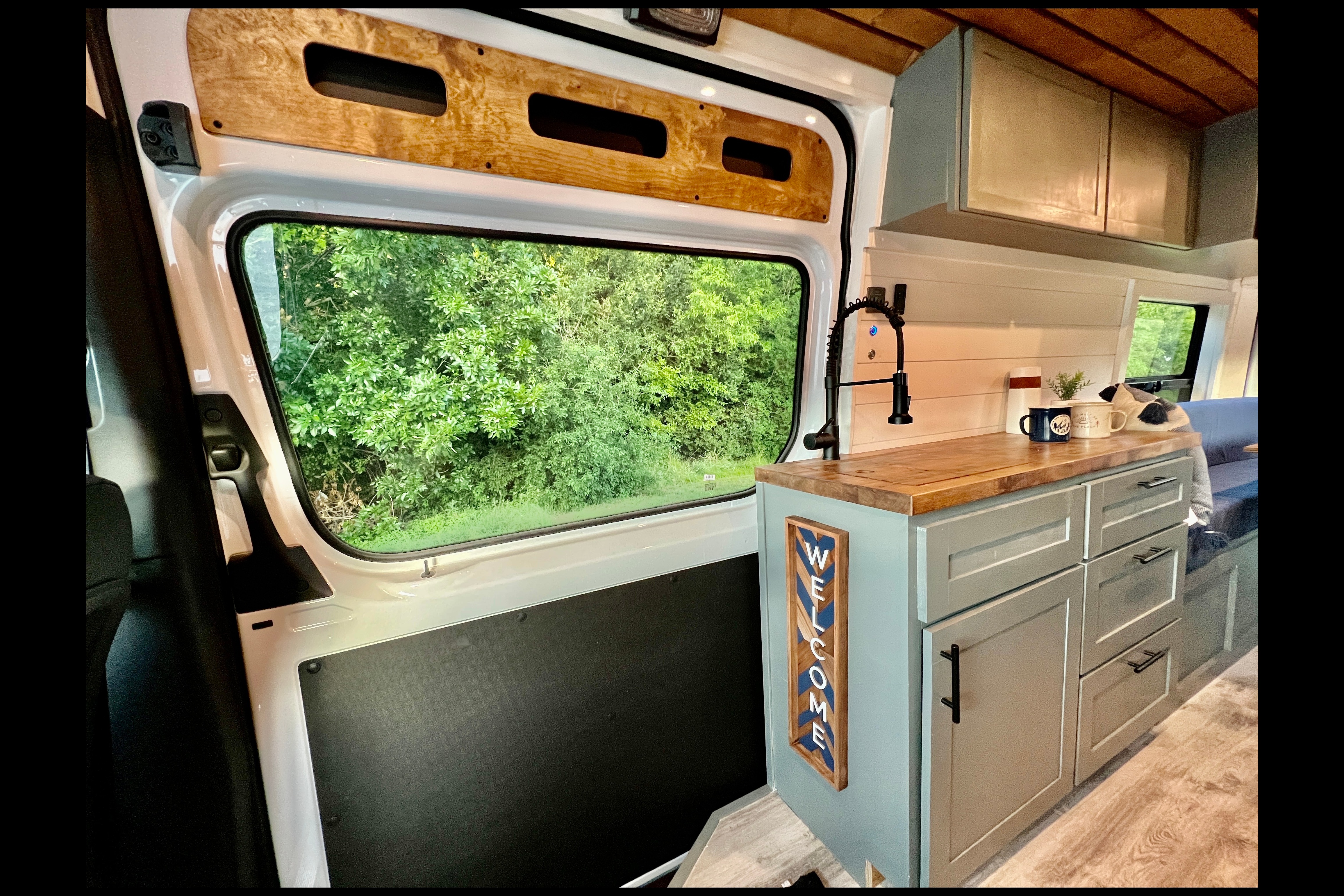 BookOnlyVans presents Vanna White a New 2021 Mercedes-Benz Sprinter 2500 170