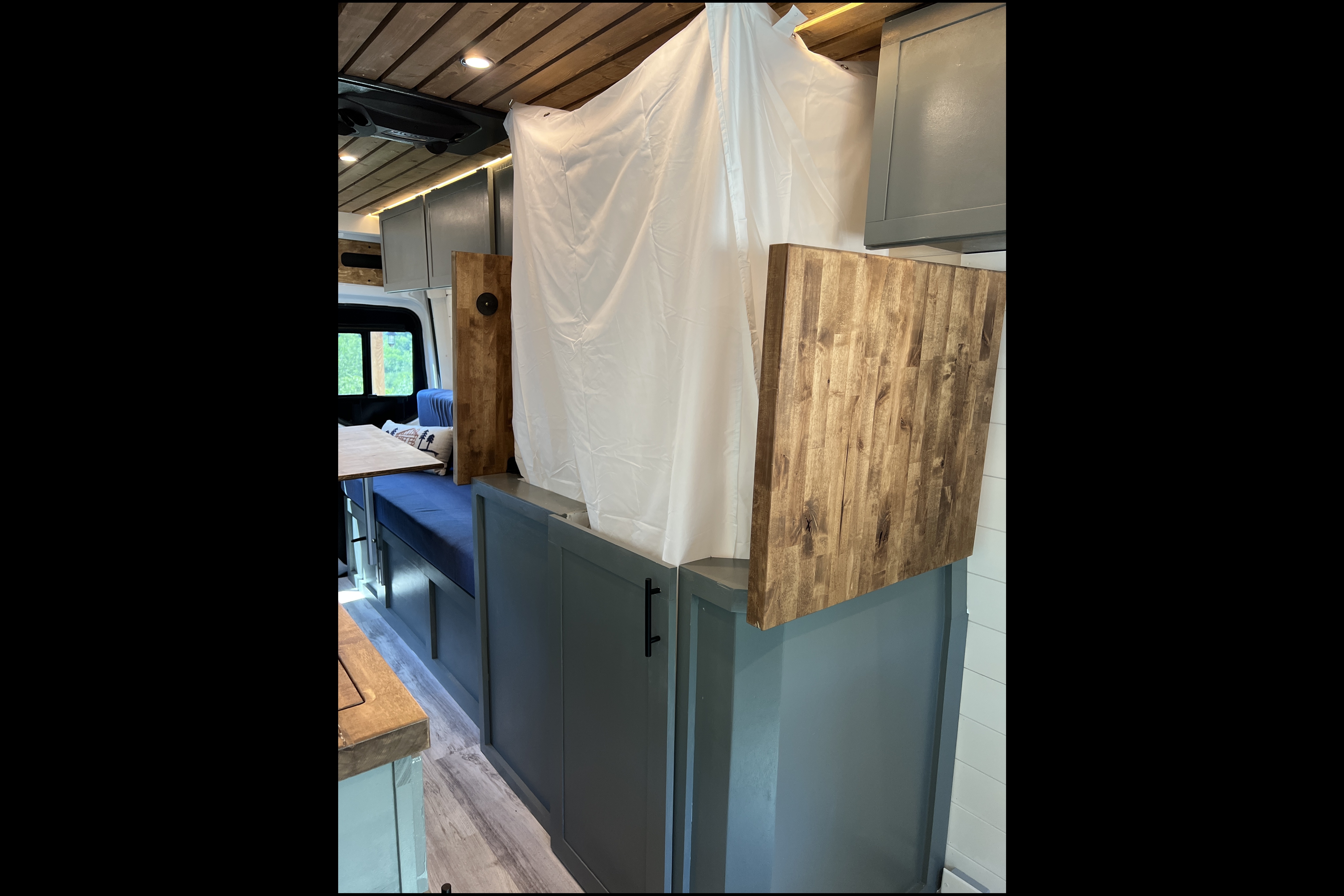 BookOnlyVans presents Vanna White a New 2021 Mercedes-Benz Sprinter 2500 170
