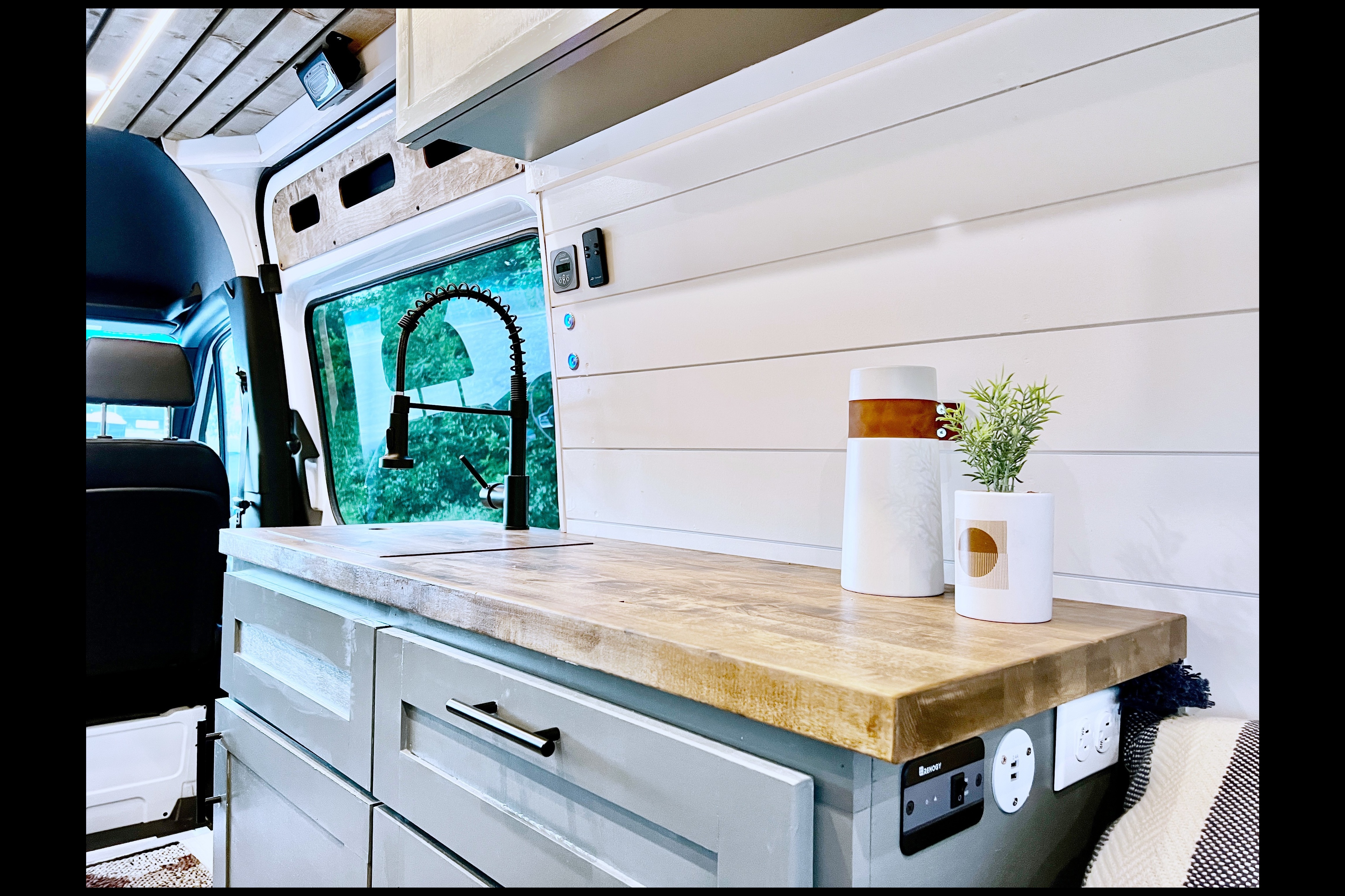 BookOnlyVans presents Vanna White a New 2021 Mercedes-Benz Sprinter 2500 170