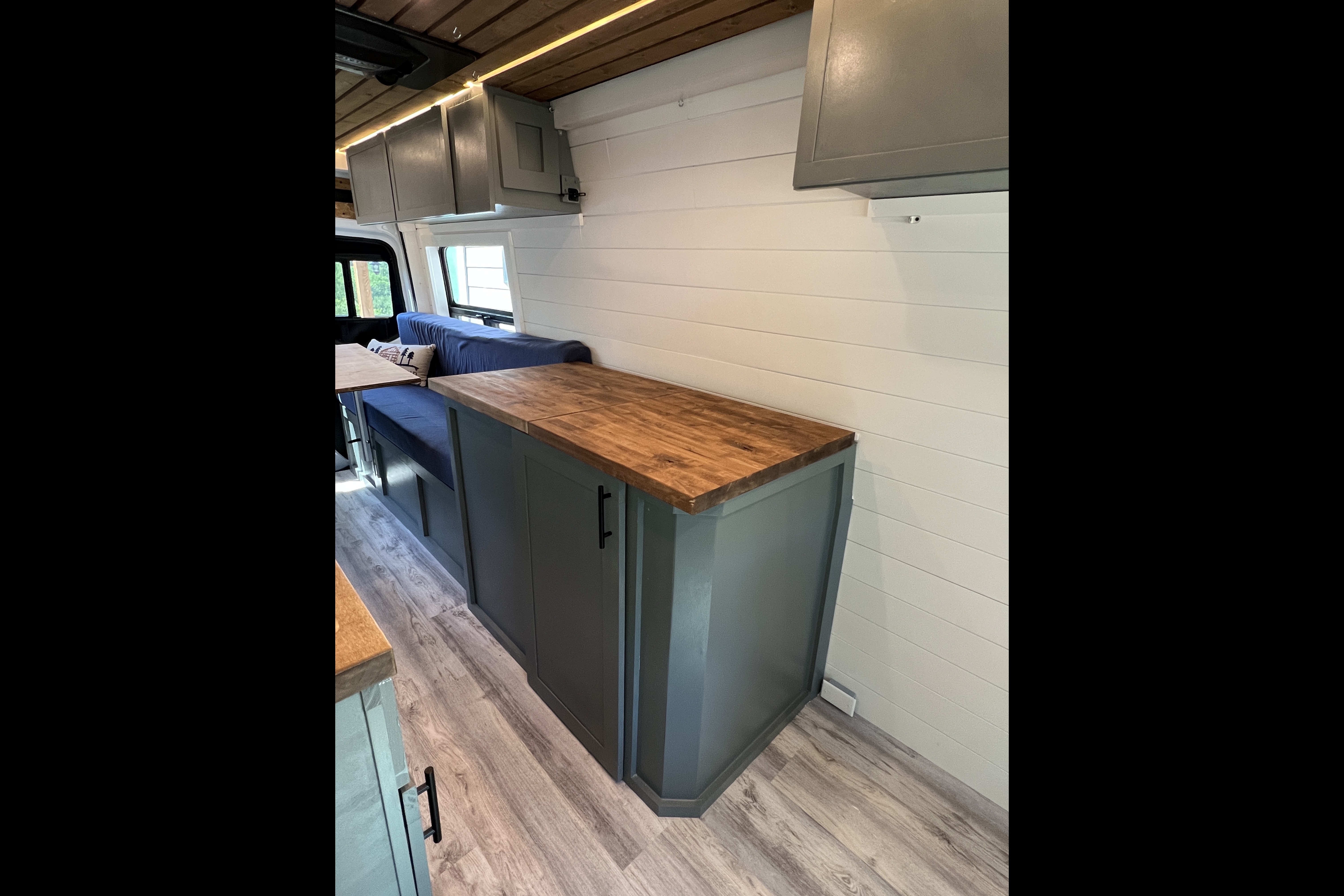 BookOnlyVans presents Vanna White a New 2021 Mercedes-Benz Sprinter 2500 170