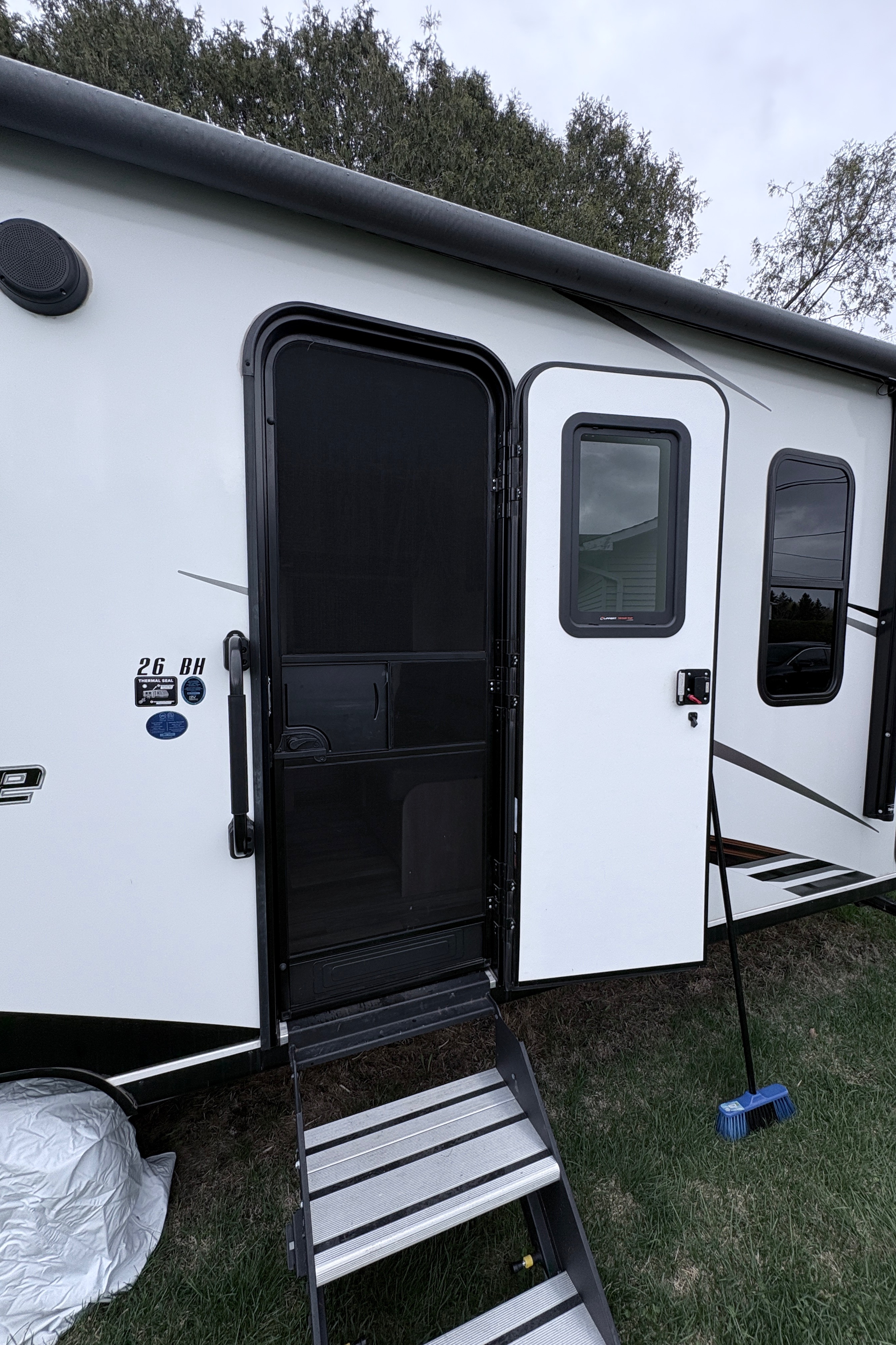 The Smith’s Starcraft 26bh Travel Trailer