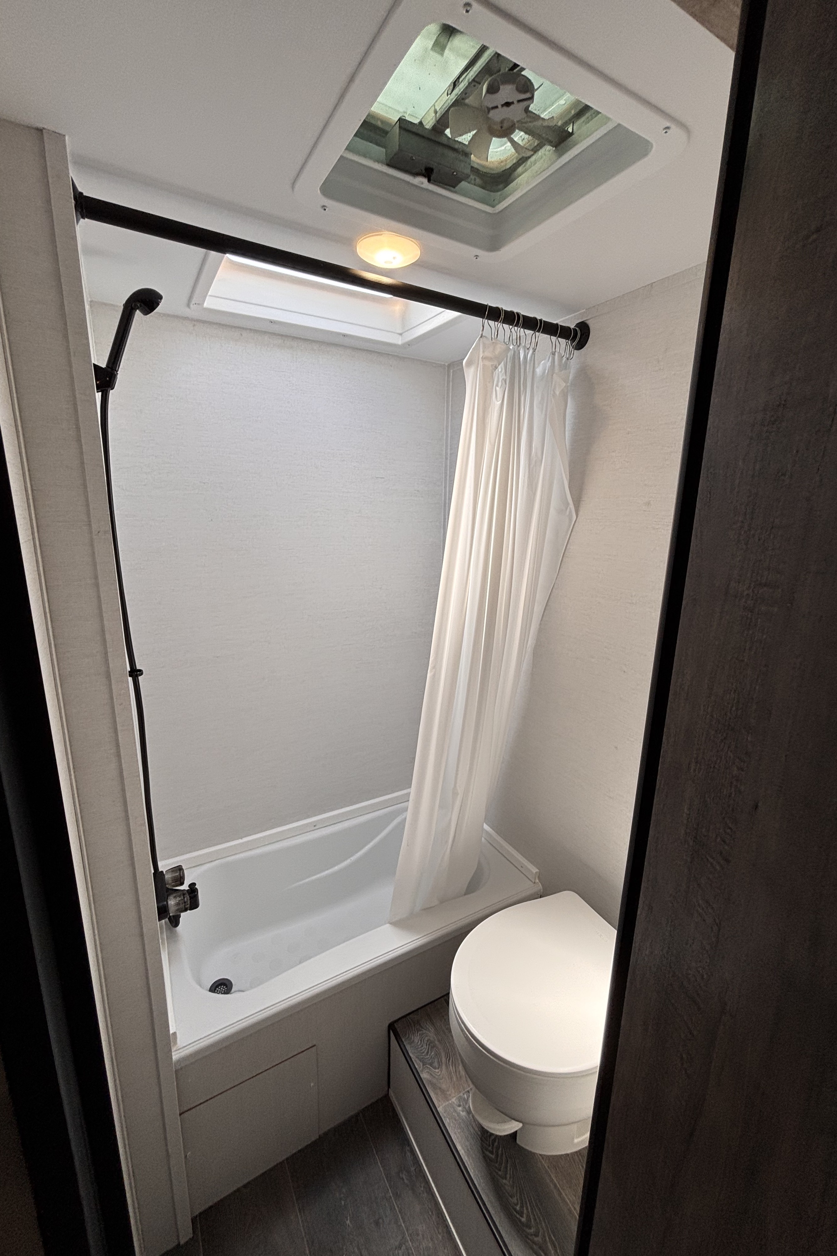 Family Fun 25' Bunkhouse | Sleeps 6-8 | Under 4000lbs