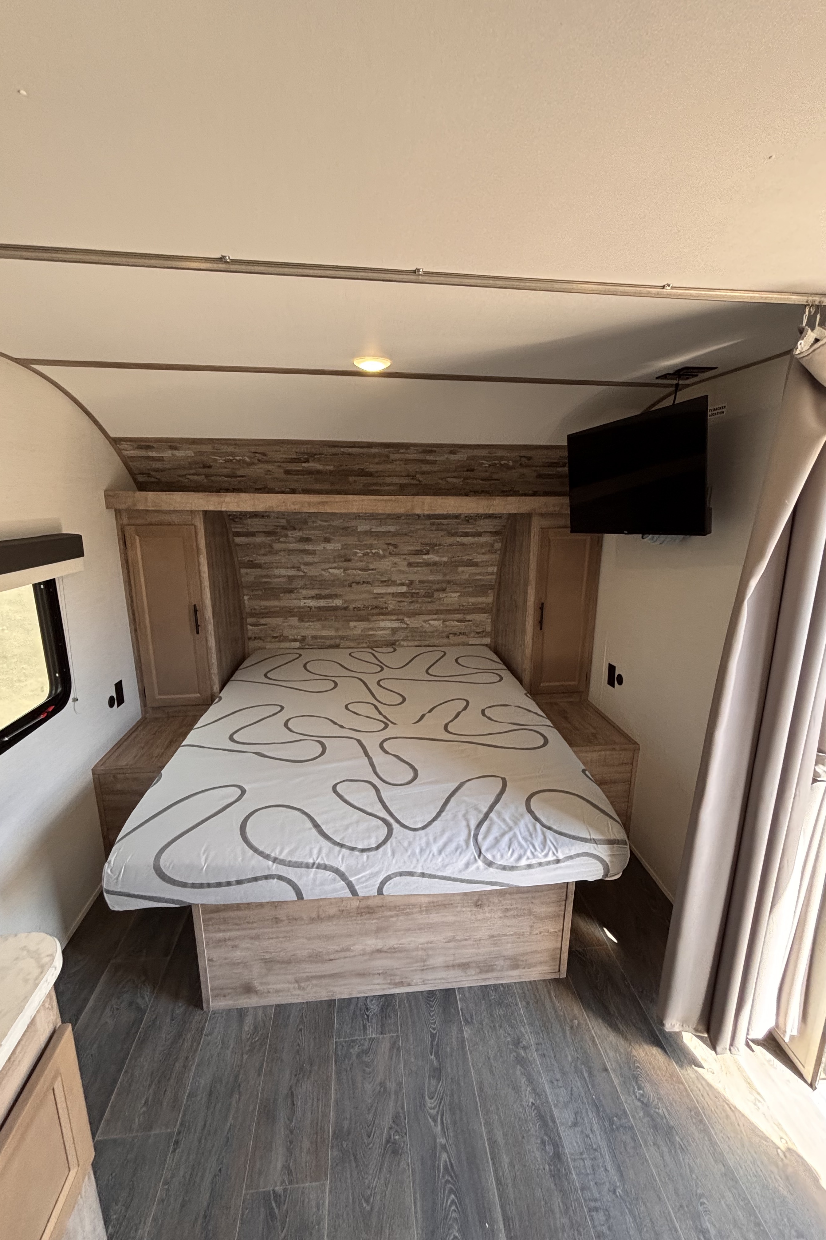 Family Fun 25' Bunkhouse | Sleeps 6-8 | Under 4000lbs